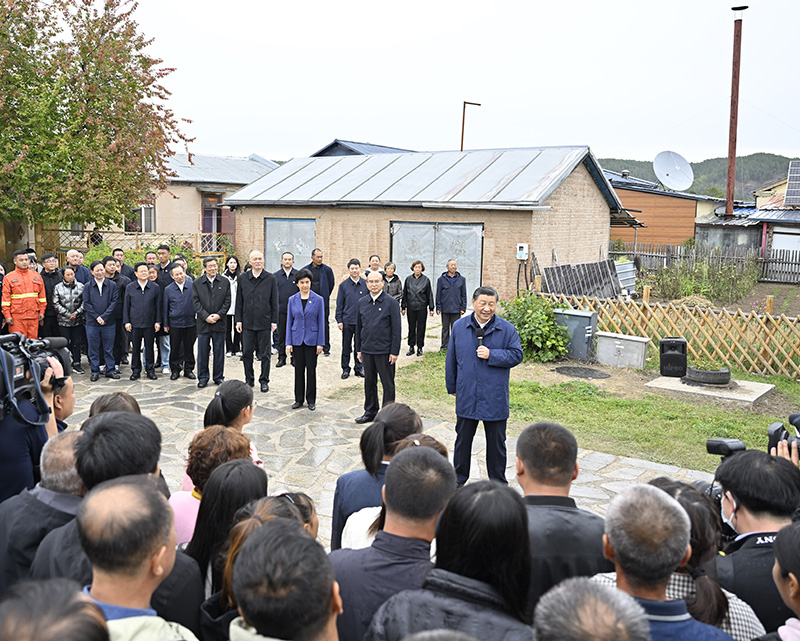 9月6日至8日，中共中央總書記、國家主席、中央軍委主席習近平在黑龍江考察。這是6日下午，習近平在大興安嶺地區(qū)漠河市北極村考察時，同當地群眾親切交流。