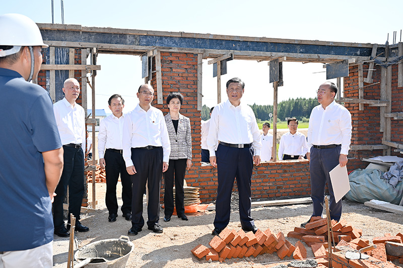 9月6日至8日，中共中央總書記、國家主席、中央軍委主席習近平在黑龍江考察。這是7日上午，習近平在遭受洪澇災害的哈爾濱尚志市老街基鄉(xiāng)龍王廟村，察看水毀房屋重建情況。